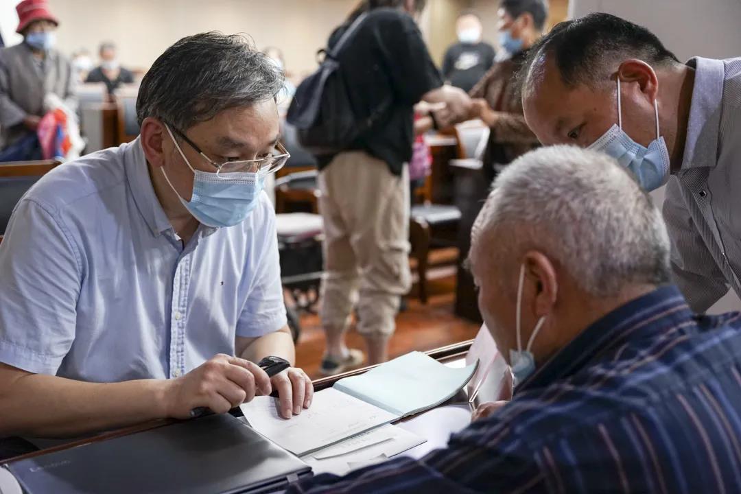 我院神经外科携手南京脑科专家举办帕金森病大型科普讲座及义诊活动